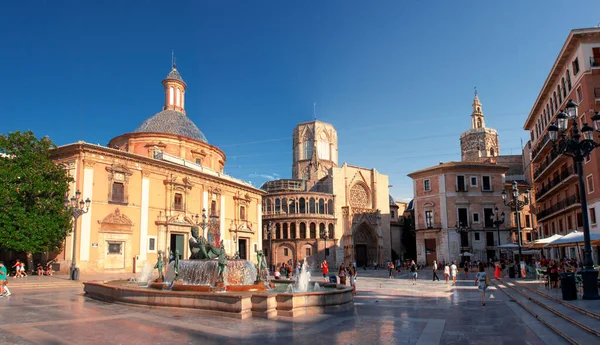 Valencia, İspanya. 7 Temmuz 2021 - Bakire Bazilikası ile kare, sekizgen kubbesi ve çan kulesi, çeşmesi ve bar terasları ile katedral