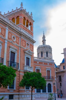 Valencia, İspanya. 23 Eylül 2021: Valensiya Başpiskoposluğu, katedrale bağlı, arka planda Miguelete olarak bilinen çan kulesi