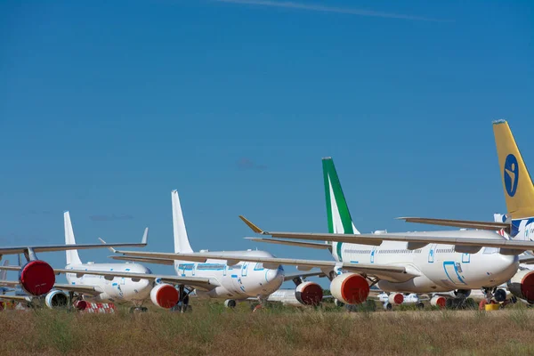 Caude, Teruel, İspanya. 13 Temmuz 2021 - Teruel Aerodrome, Avrupa 'nın en büyük uçak bakımı, uzun vadeli depolama ve geri dönüşüm merkezi. Uçakların motorları korunuyor.