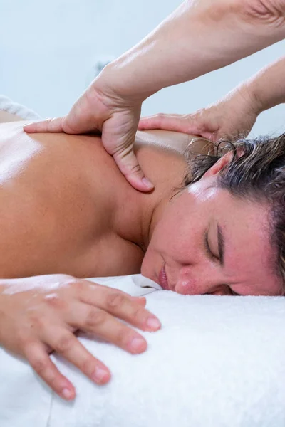 Massaggiatore Donna Che Massaggio Premendo Con Pollici Delle Mani Sulla — Foto Stock