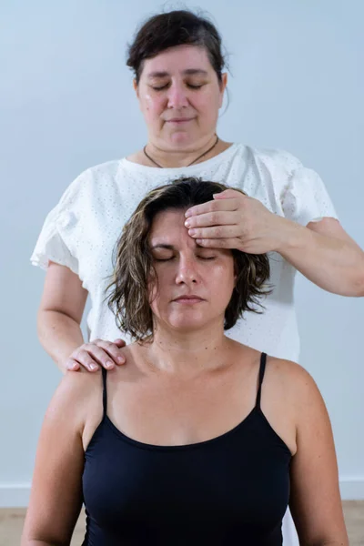 Donna Che Riceve Massaggio Terapeutico Alternativo Con Pressione Delle Dita — Foto Stock