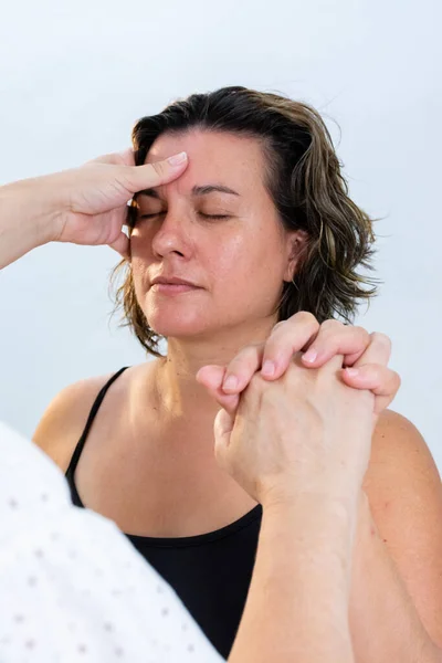 Mujer Recibiendo Masaje Terapéutico Alternativo Con Presión Dedo Frente —  Fotos de Stock