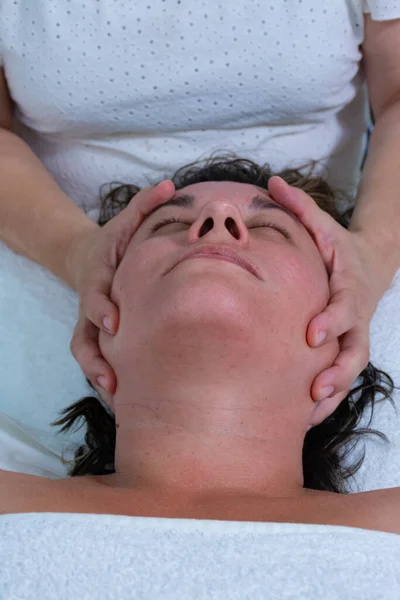 Massaggiatrice Femminile Che Massaggio Alle Mani Sul Viso Altra Donna — Foto Stock