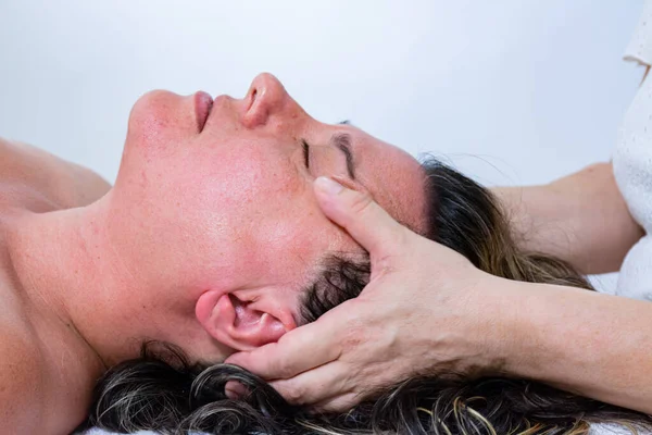 Masajista Dando Masaje Manos Cara Otra Mujer Masaje Energético Reiki — Foto de Stock