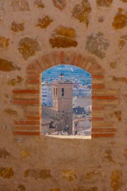 Segorbe, Castellon, İspanya. Katedral bazilikasının çan kulesi, Gotik tarzda, yıldızın kalesinin penceresinden.