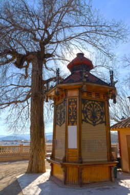 Segorbe, Castellon, İspanya. Şehir parkındaki bir ağacın yanındaki kapalı büfe.