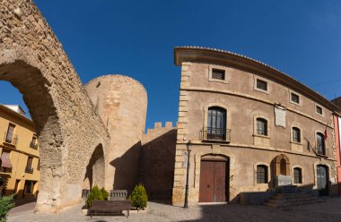 Segorbe, Castellon, İspanya. Ortaçağ su kemerleri, kemerler ve kule