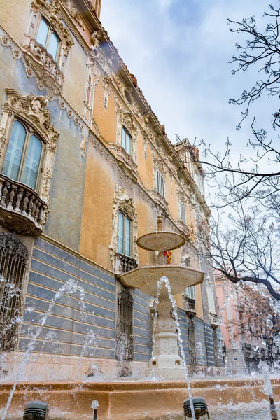 スペインのバレンシア 2022年3月15日 スペイン国立陶芸博物館のあるドス アグアス侯爵宮殿の噴水と側面のファサード — ストック写真