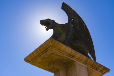 Valencia, İspanya. 3 Nisan 2022 - Pont del Regne 'nin Gardiyanı, veya Valencian dilinde, heykeltıraş Joan Marti' nin krallık köprüsü. Salvador Monleon 'un 1999 yılında yaptığı köprü.