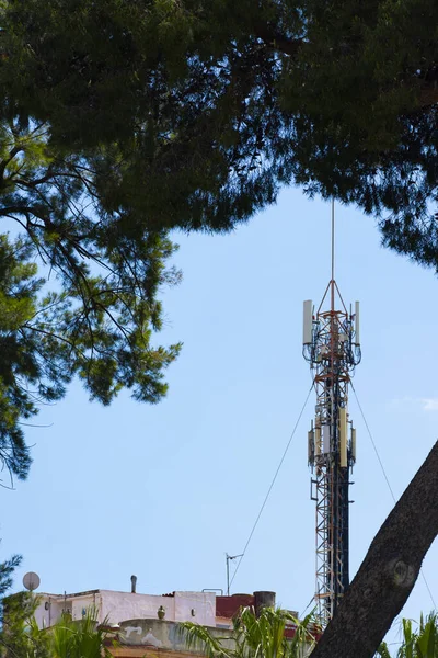 Communications Tower Telephone Antennas Some Buildings Concept Microwaves Effect —  Fotos de Stock