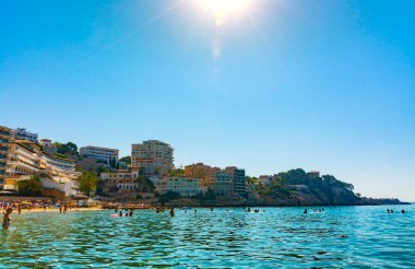 Palma, Mallorca, İspanya. 17 Temmuz 2022 - Cala Major plajı, apartmanlar ve otel binaları. Sağdaki Marivent Sarayı
