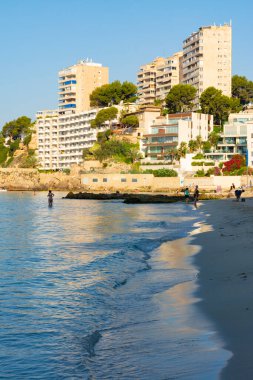 Palma, Mallorca, İspanya. 17 Temmuz 2022 - Cala Major Plajı, apartmanlar ve oteller