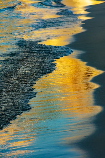 Sand Wet Wave Bubbles Shore Beach Light Reflections Sunrise Sunset — Stock Photo, Image