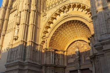 Palma, Mallorca katedralinin kapısında, Gotik tarzda, 13. yüzyıldan 17. yüzyıla kadar yapılmış, Bakire Meryem 'e adanmış.