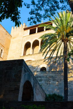 Almudaina Kraliyet Sarayı, 14. yüzyıldan Palma, Mallorca, İspanya 'daki bahçeden.