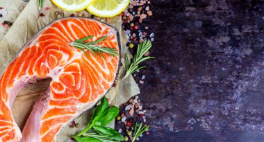 Mutfakta baharatlı, otlu ve limonlu çiğ somon balığı dilimleri ve fotokopi için hazırlanmış fotokopi alanı..