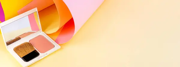 Белый Пластиковый Контейнер Покраснения Щеки Ярко Розовом Оранжевом Желтом Фоне — стоковое фото
