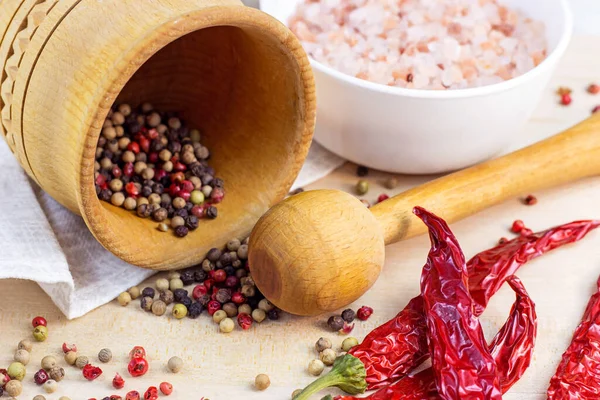 Mistura Pimenta Seca Argamassa Com Pilão Pimenta Seca Sal Para — Fotografia de Stock