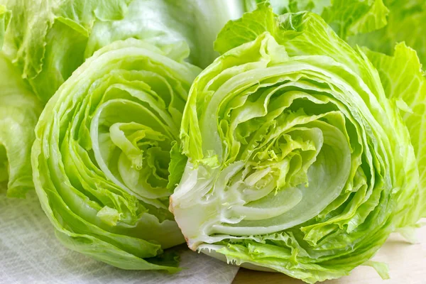 Ensalada Lechuga Iceberg Verde Fresco Hojas Cortadas Sobre Fondo Claro — Foto de Stock