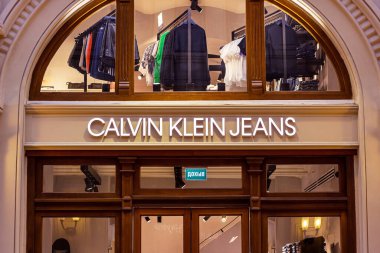 MOSCOW, RUSSIA - 10 AĞUSTOS 2021: Calvin Klein Jeans marka perakende satış mağazası logosu.