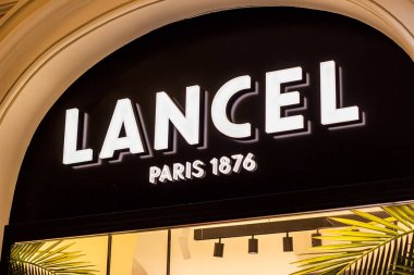 MOSCOW, RUSSIA - 10 Ağustos 2021: Alışveriş merkezinin vitrininde Lancel marka perakende satış mağazası logosu.