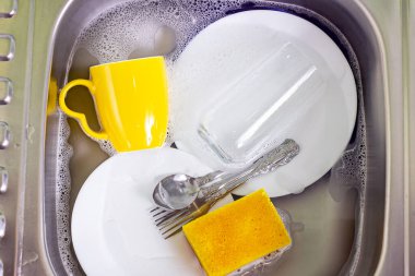 Mutfakta bulaşık lekesiyle dolu metal bir lavabo. Ev işleri, bulaşık yıkama, ev işleri konsepti.