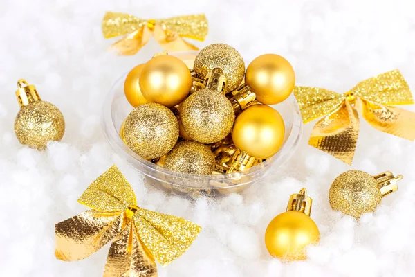 Leuchtend Goldener Und Gelber Weihnachtsschmuck Bänder Kugeln Schmuck Lag Flach — Stockfoto