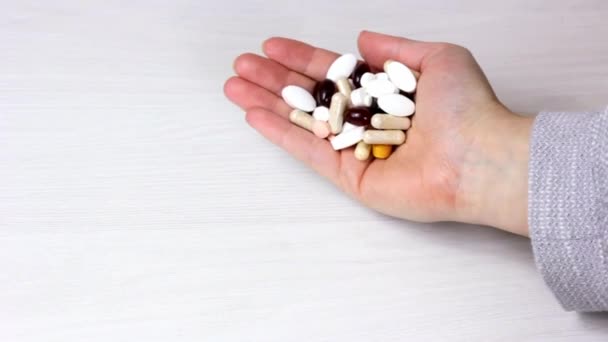 Mulheres Caucasianas Mãos Segurando Derramando Sobre Diferentes Medicamentos Pílulas Cápsulas — Vídeo de Stock