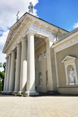 VILNIUS, LITHUANIA - 24 Mayıs 2017: St. Stanislaus Katedral Bazilikası ve St Ladislaus (Katedral Meydanı) mavi gökyüzü arka planı.