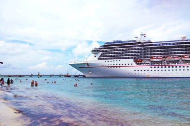 BAHAMAS Adaları - 12 Temmuz 2017: Karnaval Gurur yolcu gemisi Bahamalar adasının kıyılarında yüzen insanlarla birlikte demirlemiştir..
