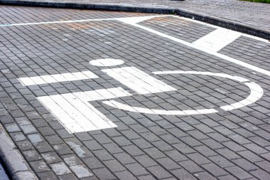 Engelliler için park yeri. Garajda asfalt üzerine beyaz yol işareti..