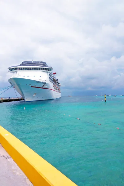 Islas Bahamas Julio 2017 Crucero Carnival Pride Está Amarrado Frente — Foto de Stock