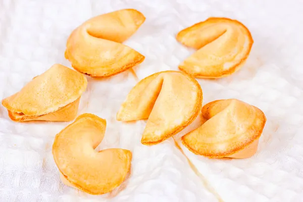 Świeże Pieczone Żółte Chińskie Ciasteczka Wróżbą Jasnym Tle — Zdjęcie stockowe