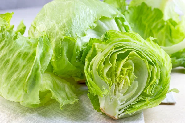 Feuilles Salade Laitue Iceberg Vert Frais Coupées Sur Fond Clair — Photo
