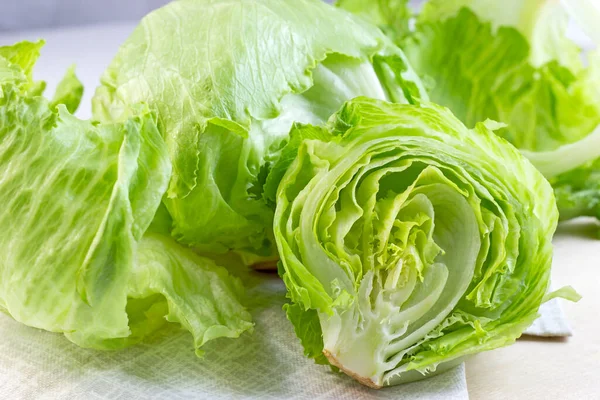 Frische Grüne Eisbergsalatblätter Auf Hellem Hintergrund Auf Dem Tisch Der — Stockfoto