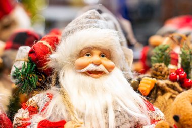 Kırmızı kostümlü, uzun beyaz sakallı parlak renkli Noel Baba bebeği. Noel ve yeni yıl tatili geleneksel dekorasyon konsepti.