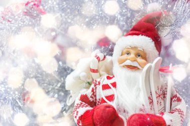 Kırmızı kostümlü, uzun beyaz sakallı, parlak renkli Noel Baba bebeği. Noel ve yeni yıl tatili geleneksel dekorasyon konsepti.