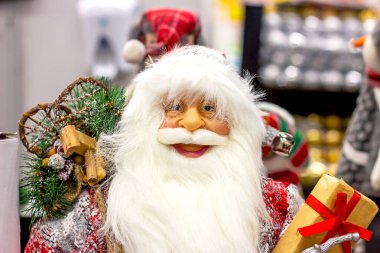 Kırmızı kostümlü, uzun beyaz sakallı parlak renkli Noel Baba bebeği. Noel ve yeni yıl tatili geleneksel dekorasyon konsepti.