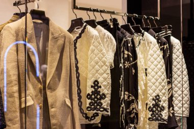 Perakende giyim mağazasında asılı farklı kıyafetler..