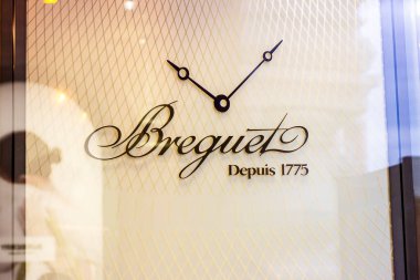 MOSCOW, RUSSIA - 10 Ağustos 2021: Breguet marka perakende satış mağazası logosu alışveriş merkezinin vitrininde..