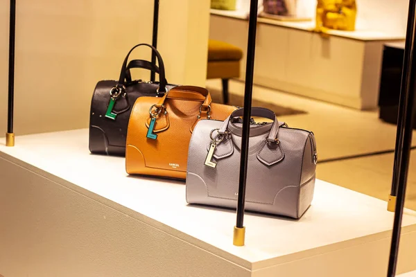 MOSCOW, RUSSIA - 10 Ağustos 2021: Alışveriş merkezindeki moda perakende mağazası vitrininde yeni renkli Lancel çantalar.