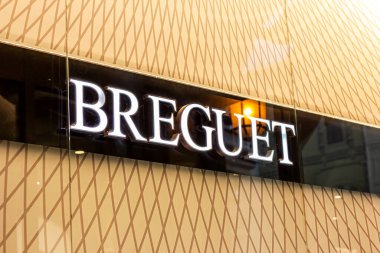 MOSCOW, RUSSIA - 10 AĞUSTOS 2021: Breguet marka perakende satış mağazası logosu mağaza vitrininde.