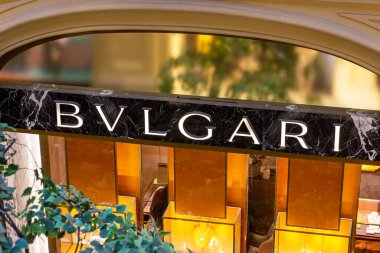 MOSCOW, RUSSIA - 10 AĞUSTOS 2021: Alışveriş merkezinin vitrinindeki Bulgari perakende satış mağazası logosu.