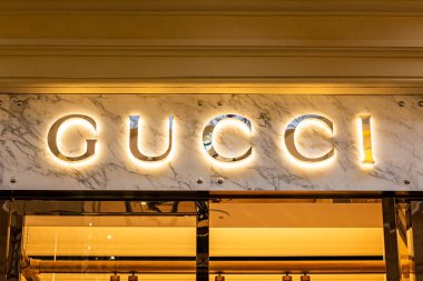 MOSCOW, RUSSIA - 10 AĞUSTOS 2021: Gucci perakende satış mağazası logosu alışveriş merkezinin vitrininde.