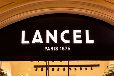 MOSCOW, RUSSIA - 10 Ağustos 2021: Alışveriş merkezinin vitrininde Lancel marka perakende satış mağazası logosu.