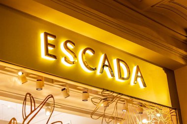 MOSCOW, RUSSIA - 10 AĞUSTOS 2021: Alışveriş merkezinin vitrinindeki mağaza logosu.