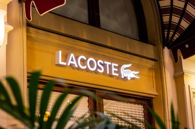 MOSCOW, RUSSIA - 10 AĞUSTOS 2021: Alışveriş merkezinin vitrininde Lacoste marka perakende satış mağazası logosu.