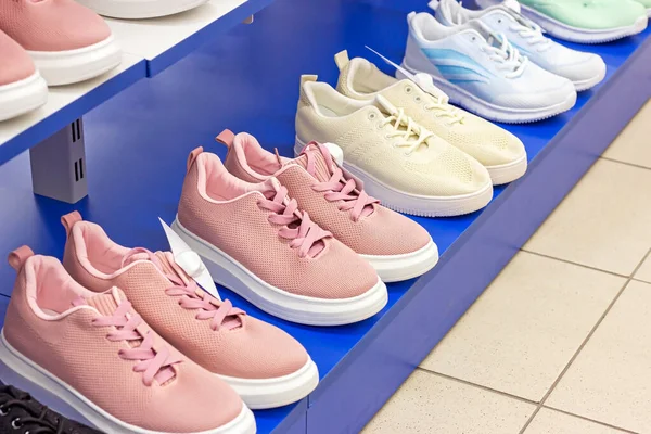 Perakende Giyim Mağazasının Rafında Yeni Spor Ayakkabıları — Stok fotoğraf