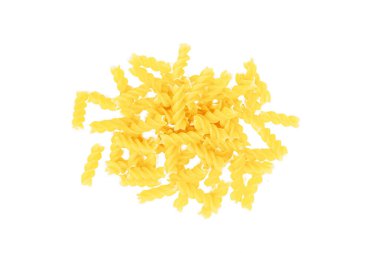 Beyaz arkaplanda izole edilmiş sarı pişmemiş fusilli makarna yığınının üst görünümü.