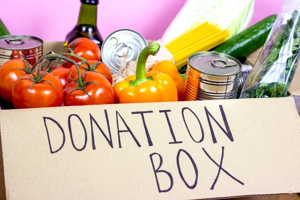 Коробка Пожертвований Едой Макароны Банки Овощи Добровольчество Социальная Помощь Концепция — стоковое фото